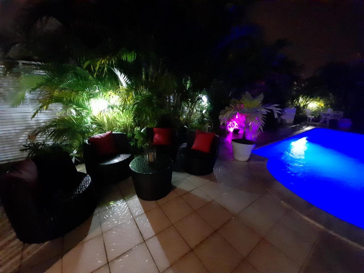 Coquet F2 Climatise Avec Piscine Au Lamentin Apartment Le Lamentin Bagian luar foto