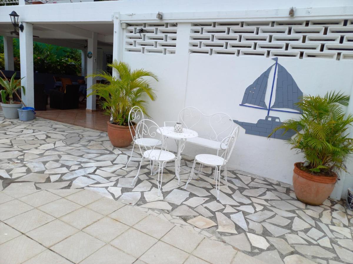 Coquet F2 Climatise Avec Piscine Au Lamentin Apartment Le Lamentin Bagian luar foto